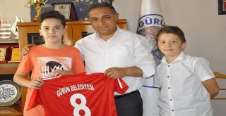 Başkan Çiftçi Öğrencilere Forma Hediye Etti