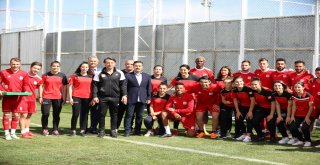 Kadın Futbolculardan Sivasspor Antrenmanına Ziyaret