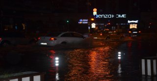 Bursayı Sağanak Vurdu, Alt Geçitte Otomobil Sürücüsü Mahsur Kaldı