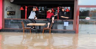 Erzurumda Sağanak Sele Dönüştü