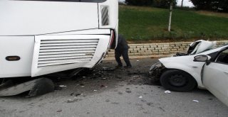 Servis Otobüsüne Arkadan Çarpan Otomobilin Sürücüsü Ağır Yaralandı
