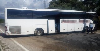 Milasta Yolcu Otobüsü Kayganlaşan Yolda Kaza Yaptı; 13 Yaralı