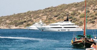 Hayırsever İşadamı Lüks Yatı İle Geldi, Halk Plajında Lahmacun Ayran Dağıttı