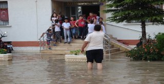 Suda Mahsur Kalan Minibüse İlginç Kurtarma