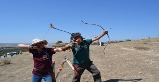 Geleneksel Okçular Üç Boyutlu Hedefleri Vurmak İçin Yarıştı