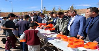 Futbolcu Ve Öğrencilerden Hayvan Oteline Ziyaret