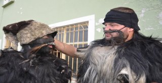 Keçi Derisi Giyip, Dana Kılından Bıyık Takıyorlar