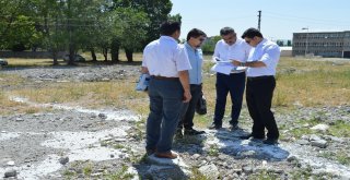 Kaymakam Sarı, Yeni Yapılacak Öğretmen Evi Arsasında İncelemelerde Bulundu