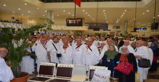 Denizliden İlk Hac Kafilesi Dualarla Uğurlandı