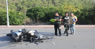 Motosiklet U Dönüşü Yapan Minibüse Çarptı, Kaskı Bulunmayan Sürücü Başından Yaralandı