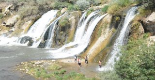Serinlemek İsteyenler Şelaleye Akın Ediyor