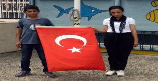 Yere Düşen Türk Bayrağını Defalarca Öpüp Kaldırdılar