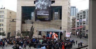 Fotoğraf Sanatçısı Ara Gülerin Sevenleri Galatasaray Meydanına Akın Etti