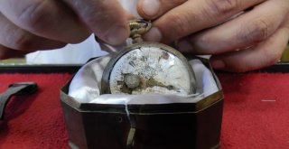 Kurşunun Durdurduğu Saat Görenleri Şaşırtıyor