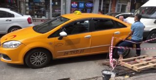 Yolun Ortasına Bırakılan Ticari Taksiyi İmece Usulü Kaldırdılar