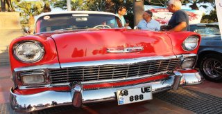 Klasik Otomobillerle Fotoğraf Çektirmek İçin Birbirleriyle Yarıştılar