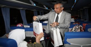 Başkan Seyfi Dingilden Umre Yolcularına Hediye