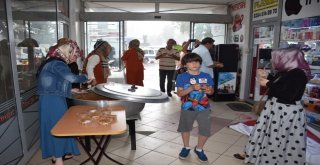 15 Temmuz Şehit Ve Gazileri İçin Helva Dağıttılar