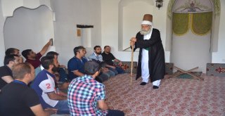 (Özel Haber) Dergahında Gelen Ziyaretçilere Şeyh Edebali Hazretleri Canlandırılıyor
