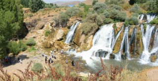 Serinlemek İsteyenler Şelaleye Akın Ediyor