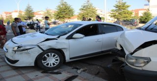 Otomobil İle Çarpışan Minibüs Yolun Karşı Şeridinde Başka Bir Otomobile Çarptı: 2 Yaralı