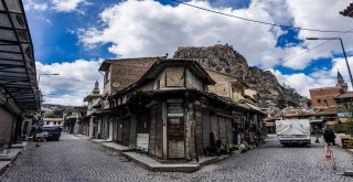 Sandıklılı Fotoğraf Sanatçısı Refik Gümüş İlk Sergisini Açtı