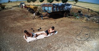 Çocukları Sıcaktan Bunalan Baba Römorku Havuza Çevirdi