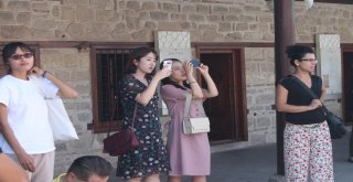 Binlerce Yerli Yabancı Turist Mevlana Hazretlerinin Türbesine Akın Etti