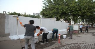 Polisler Güvenlik Duvarını Boyadı