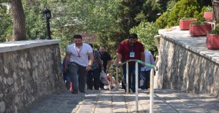 (Özel Haber) Dergahında Gelen Ziyaretçilere Şeyh Edebali Hazretleri Canlandırılıyor