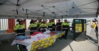 Denizli Emniyet Müdürü Demir, Çocuklara Düdük, Şapka Ve Tişört Hediye Etti