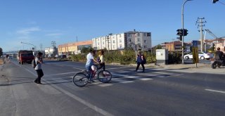 Yaşlı Adam Kendisine Çarpan Ambulansla Hastaneye Kaldırıldı