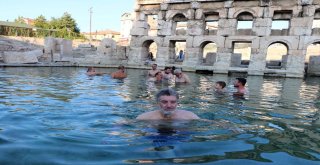 Sanatçılar Yozgatın Tanıtımı İçin Tarihi Roma Hamamında Yüzdü