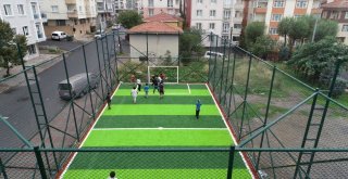 Ümraniyede Mini Futbol Sahalarıyla Çocuklar Doyasıya Eğleniyor