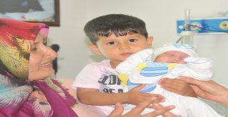 Parmak Bebek Miraç Ağabeyine Kavuştu