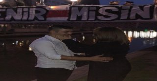 Kız Arkadaşa Doğum Gününde Sürpriz Evlilik Teklifi