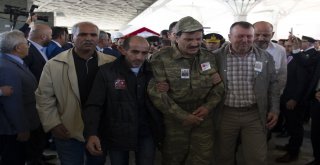 Batman Şehidini Babası Ve Kardeşi Asker Kıyafetiyle Uğurladı