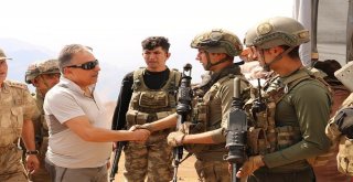 Vali Toprak, Üs Bölgesindeki Askerlerle Bayramlaştı