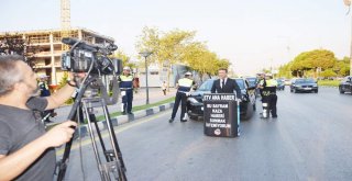 Trafiğin Ortasında Haber Bülteni Sundu