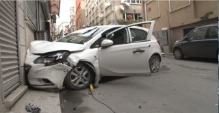 (Özel) Şişlide Aracıyla Duvara Çarpan Sürücü Şok Yaşadı