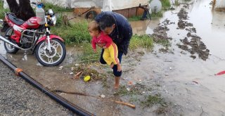 (Özel Haber) Mevsimlik İşçilerin Çadırlarını Sel Bastı, Çocuklar Son Anda Kurtarıldı