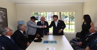 Güney Koreliler Kore Gazisi Önünde Yere Kapaklanarak Saygılarını Gösterdi