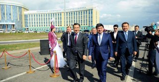 Dünyaca Ünlü Yazar Aytmatovun Adı Kazakistanda Bir Caddeye Verildi