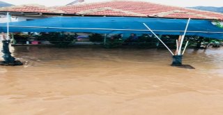 Antalyada 30 Dakikalık Yağmur Sele Neden Oldu