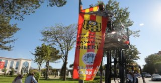 Sivas Caddesi Sarı Kırmızılı Bayraklarla Donatıldı