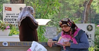 Mezarlık Ve Şehitliklerde Hüzünlü Bayram