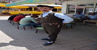 Müşterilerini Kaval Çalarak Karşılıyor, Yöresel Kıyafetiyle Çay Servisi Yapıyor