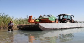 Adadaki Hasat Sonrası Biçerdöverin Göldeki Yolculuğu