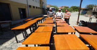 Fedakar Okul İdarecileri Eski Sıraların Bakım Ve Onarımını Yapıyor