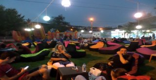 Ressam Helvacı Kafelerin Duvarlarını Süslemeye Devam Ediyor